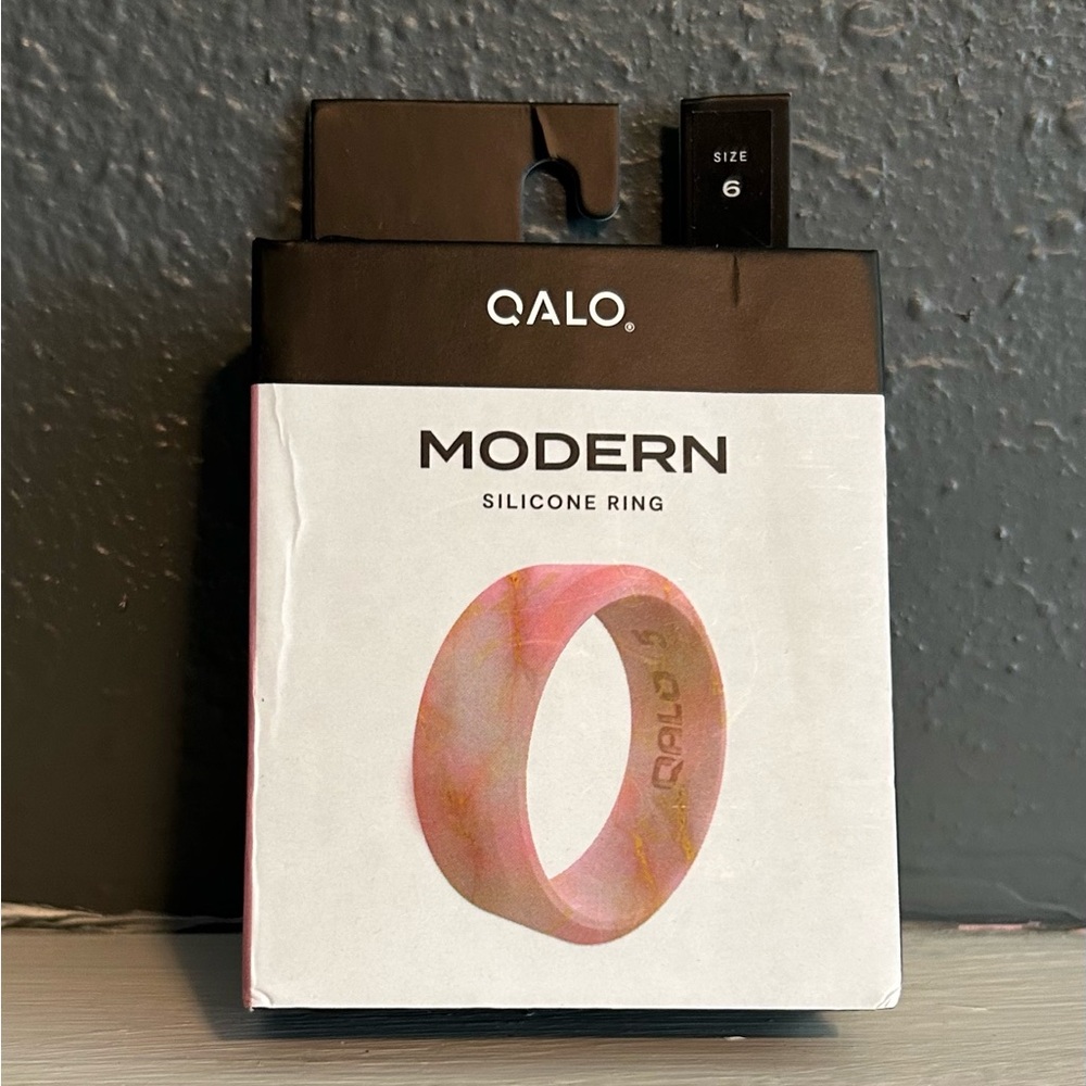 QALO Modern Pink Silicone Ring